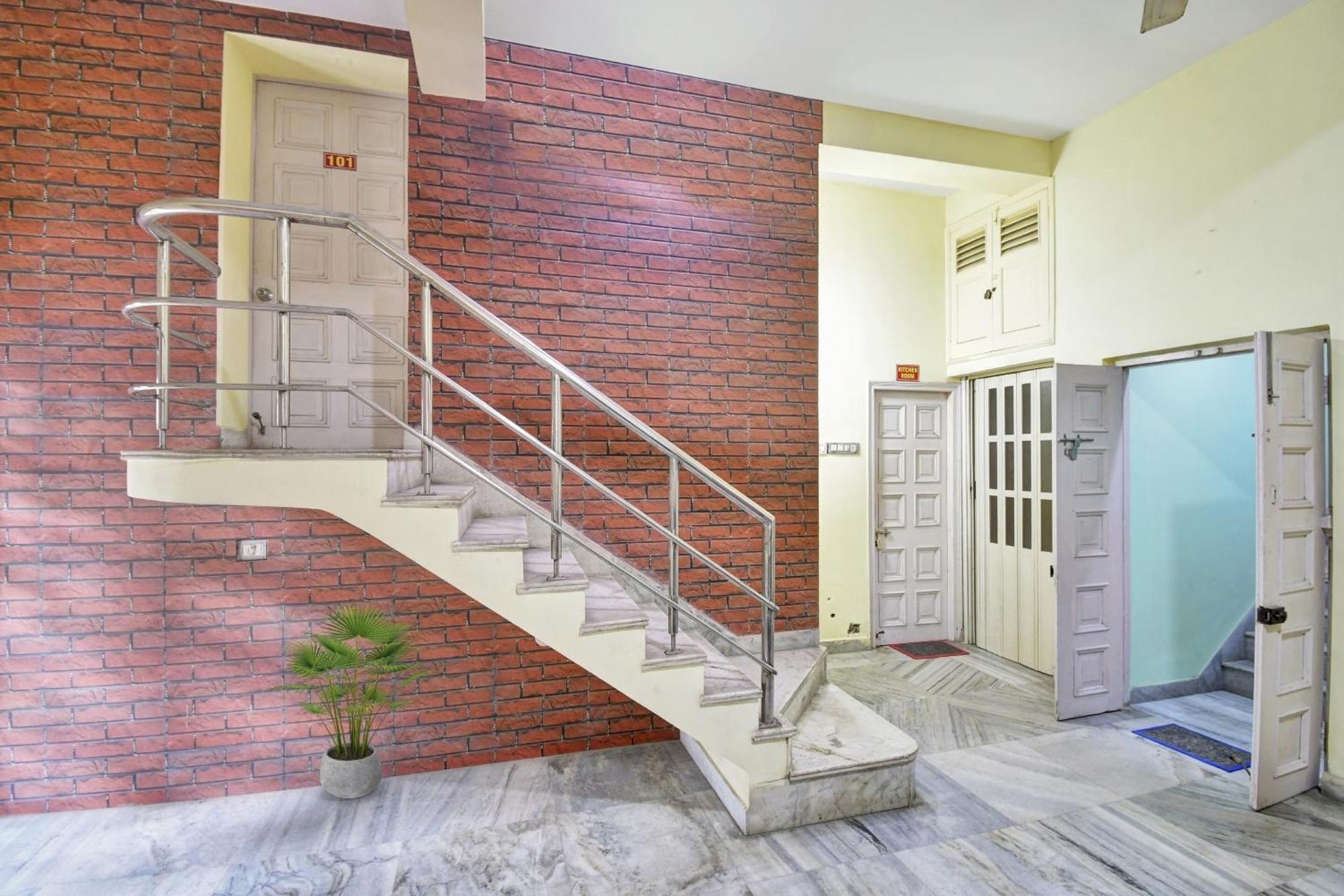 Hotel O R A Homestay Near Acropolis Mall Калькутта Экстерьер фото