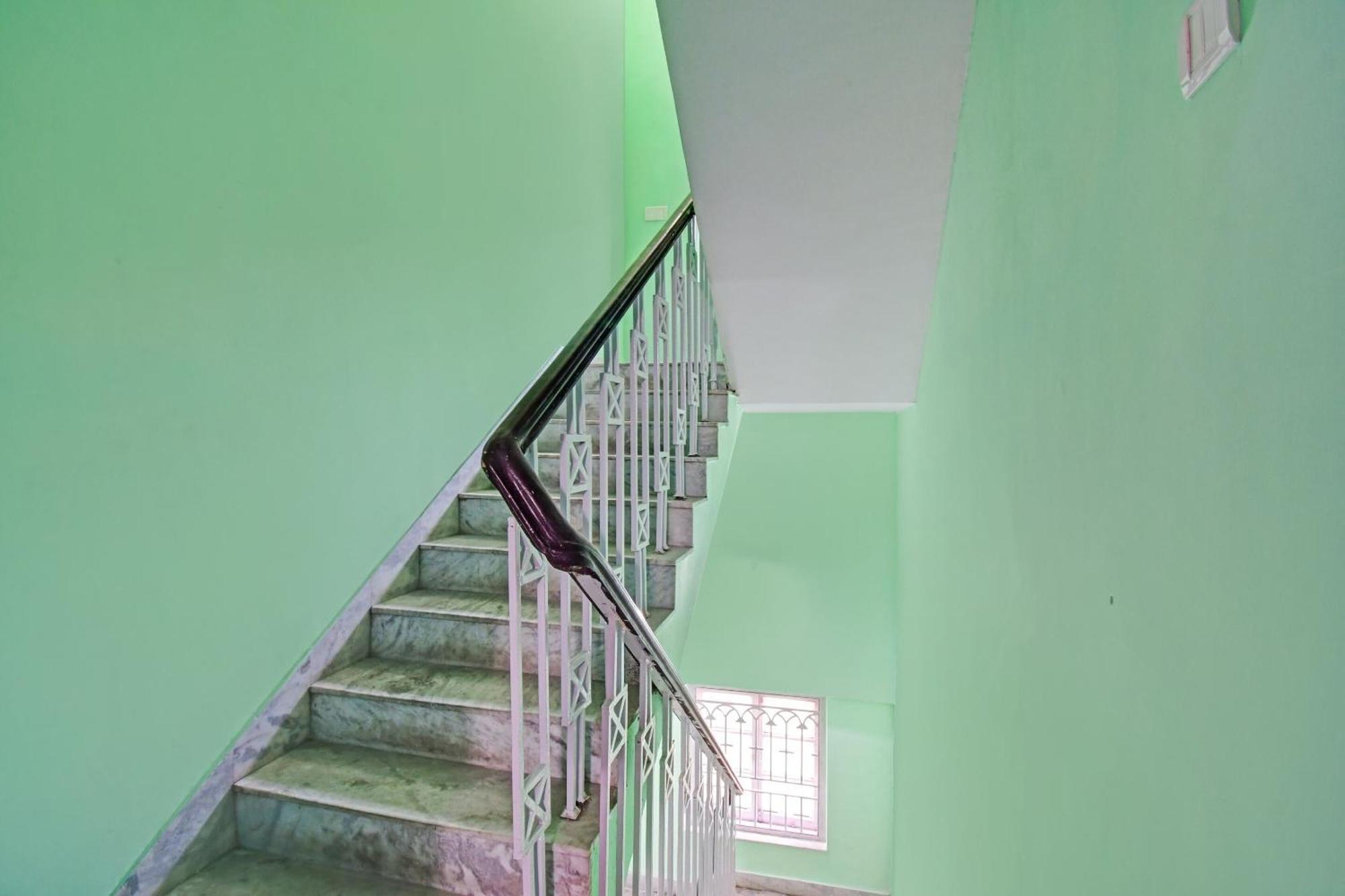 Hotel O R A Homestay Near Acropolis Mall Калькутта Экстерьер фото