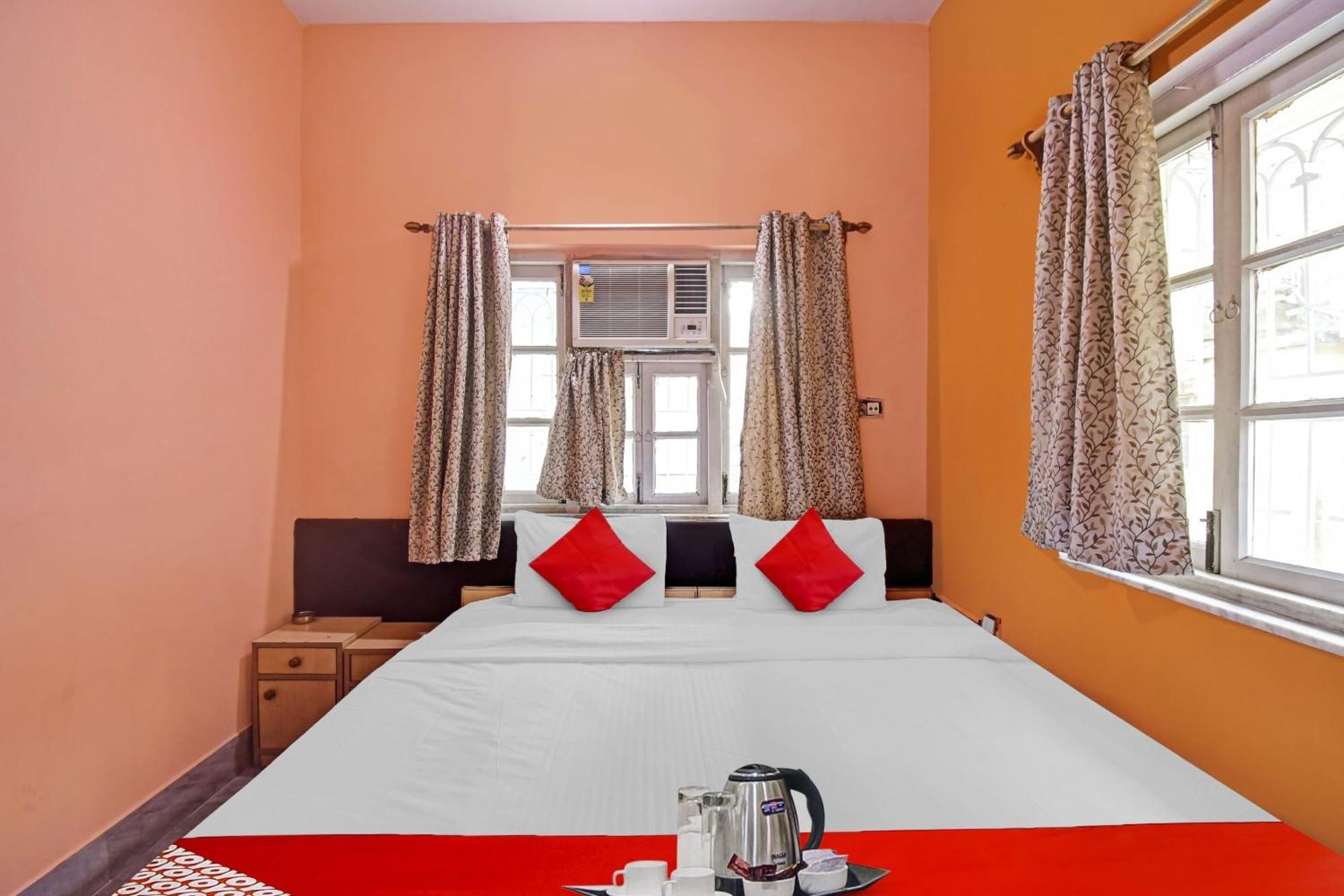 Hotel O R A Homestay Near Acropolis Mall Калькутта Экстерьер фото
